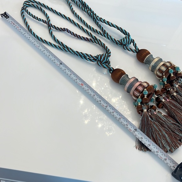 SET OF 2 DRAPE TIES WITH TASSELS - Picture 4 of 17